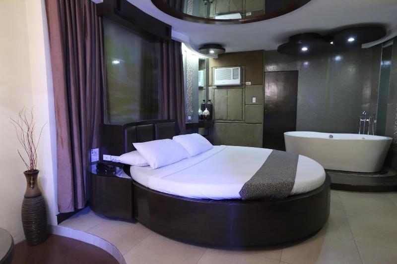 Victoria Court Suites Pasig Esterno foto