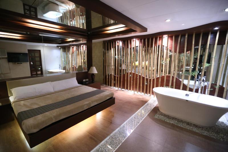 Victoria Court Suites Pasig Esterno foto