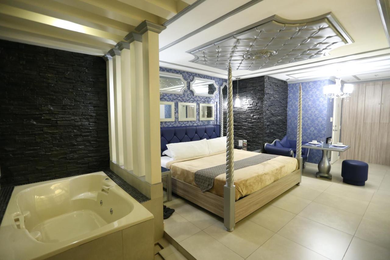 Victoria Court Suites Pasig Esterno foto