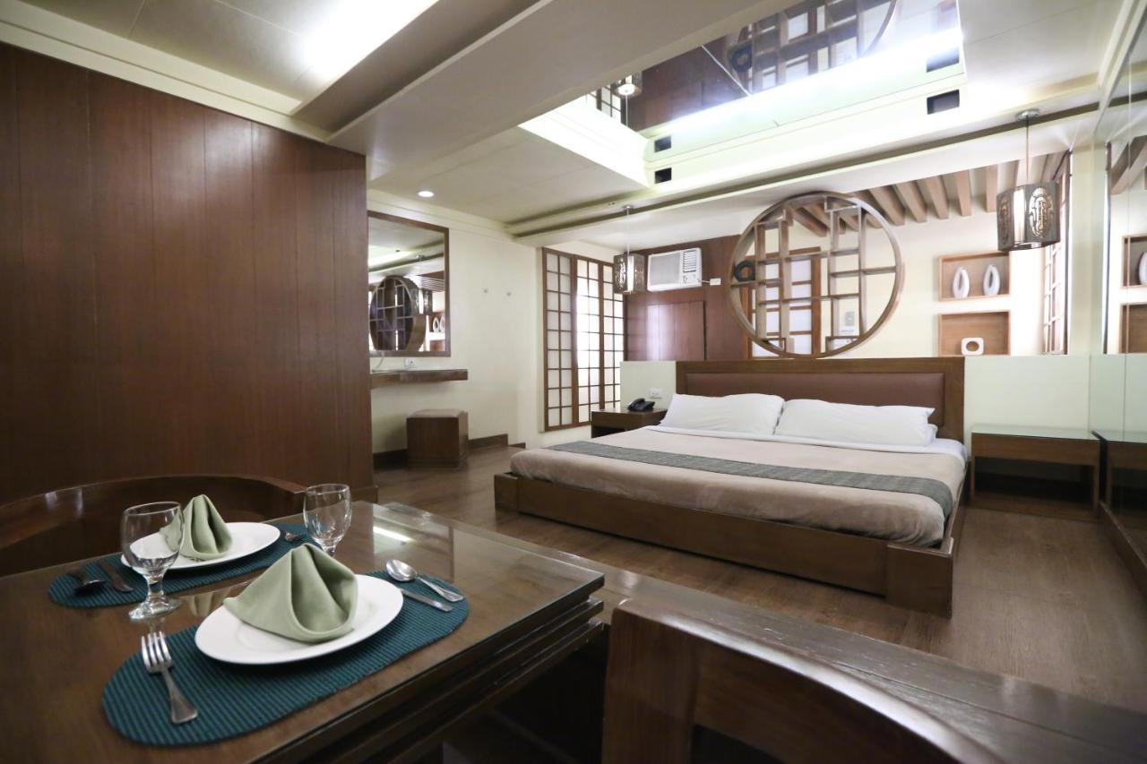 Victoria Court Suites Pasig Esterno foto
