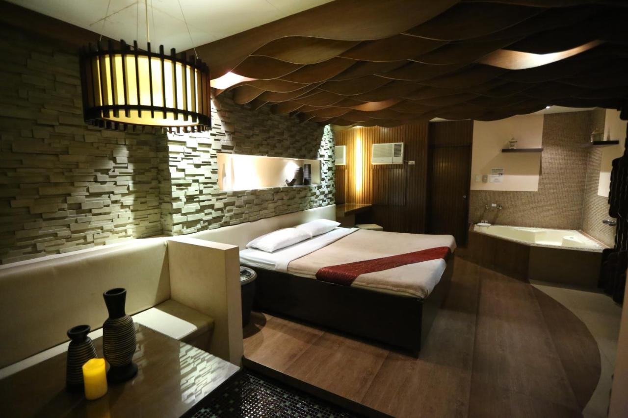 Victoria Court Suites Pasig Esterno foto
