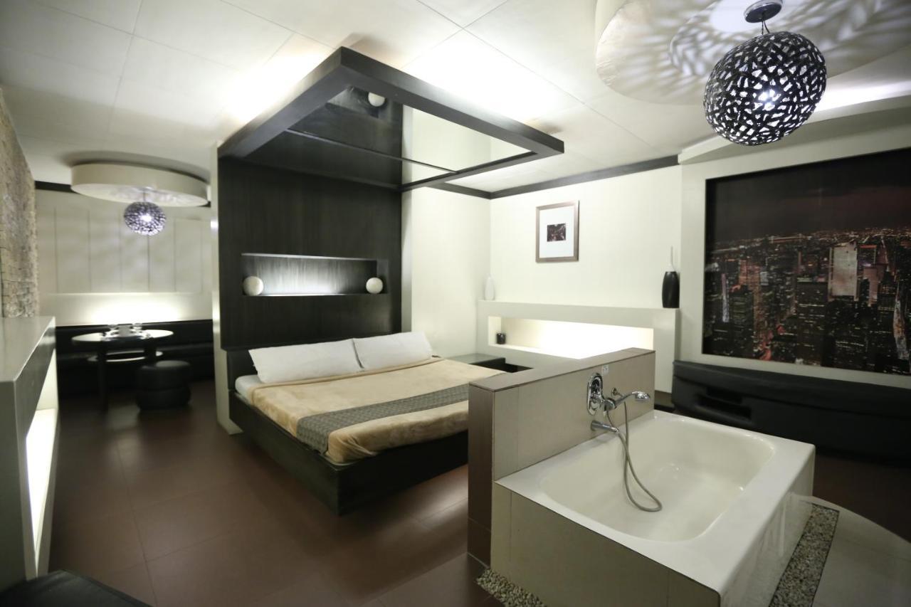 Victoria Court Suites Pasig Esterno foto